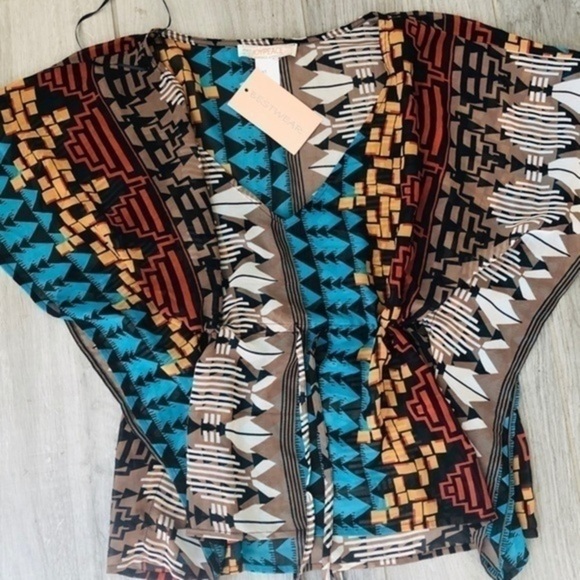 Beautiful top - Picture 2 of 4